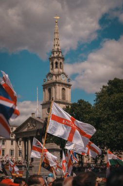 Trafalgar Meydanı, Londra - İngiltere - 2024.07.27: Özgürlük Yürüyüşünde İngiliz bayraklarını sallayan insanlar, İngiltere için Mart 