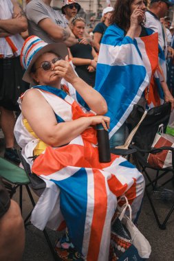 Trafalgar Meydanı, Londra - İngiltere - 2024.07.27: İngiliz bayraklı insanlar Özgürlük Yürüyüşü, İngiltere için Mart 'ta toplanıyorlar 