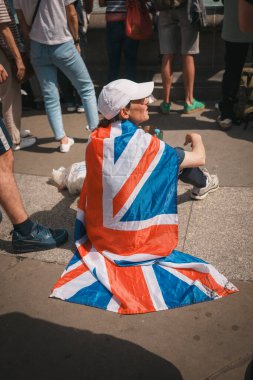 Trafalgar Meydanı, Londra - İngiltere - 2024.07.27: İngiliz bayraklı insanlar Özgürlük Yürüyüşü, İngiltere için Mart 'ta toplanıyorlar 