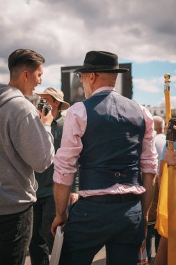 Trafalgar Meydanı, Londra - İngiltere - 2024.07.27: İngiliz bayraklı insanlar Özgürlük Yürüyüşü, İngiltere için Mart 'ta toplanıyorlar 