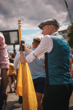 Trafalgar Meydanı, Londra - İngiltere - 2024.07.27: İngiliz bayraklı insanlar Özgürlük Yürüyüşü, İngiltere için Mart 'ta toplanıyorlar 