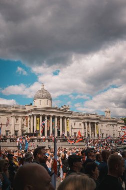 Trafalgar Meydanı, Londra - İngiltere - 2024.07.27: İngiliz bayraklı kalabalık İngiltere için Mart, Mart ayında toplanıyor 