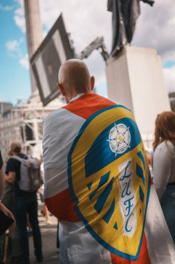 Trafalgar Meydanı, Londra - İngiltere - 2024.07.27: İngiliz bayraklı insanlar Özgürlük Yürüyüşü, İngiltere için Mart 'ta toplanıyorlar 