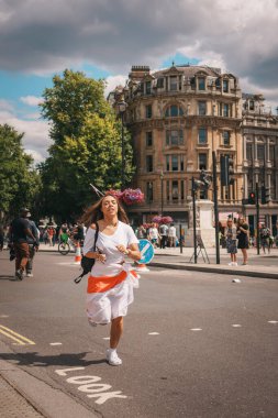 Trafalgar Meydanı, Londra - İngiltere - 2024.07.27: İngiliz bayraklı insanlar Özgürlük Yürüyüşü, İngiltere için Mart 'ta toplanıyorlar 