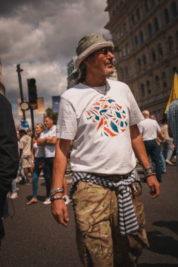 Trafalgar Meydanı, Londra - İngiltere - 2024.07.27: İngiliz bayraklı insanlar Özgürlük Yürüyüşü, İngiltere için Mart 'ta toplanıyorlar 