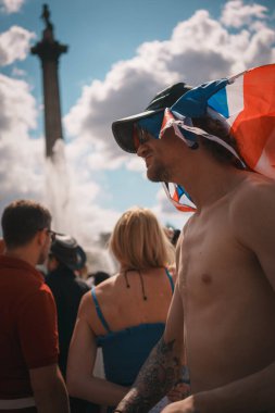 Trafalgar Meydanı, Londra - İngiltere - 2024.07.27: İngiliz bayraklı insanlar Özgürlük Yürüyüşü, İngiltere için Mart 'ta toplanıyorlar 