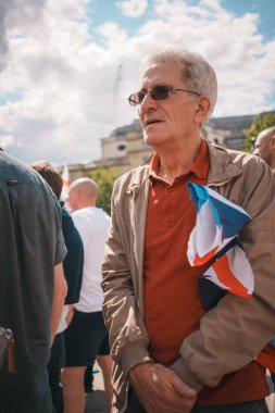 Trafalgar Meydanı, Londra - İngiltere - 2024.07.27: İngiliz bayraklı insanlar Özgürlük Yürüyüşü, İngiltere için Mart 'ta toplanıyorlar 