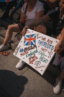 Trafalgar Meydanı, Londra - İngiltere - 2024.07.27: İngiliz bayraklı insanlar Özgürlük Yürüyüşü, İngiltere için Mart 'ta toplanıyorlar 