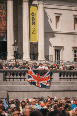 Trafalgar Meydanı, Londra - İngiltere - 2024.07.27: İngiliz bayraklı insanlar Özgürlük Yürüyüşü, İngiltere için Mart 'ta toplanıyorlar 