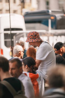 Trafalgar Meydanı, Londra - İngiltere - 2024.07.27: İngiliz bayraklı insanlar Özgürlük Yürüyüşü, İngiltere için Mart 'ta toplanıyorlar 