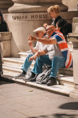 Trafalgar Meydanı, Londra - İngiltere - 2024.07.27: İngiliz bayraklı insanlar Özgürlük Yürüyüşü, İngiltere için Mart 'ta toplanıyorlar 