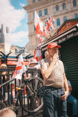 Trafalgar Meydanı, Londra - İngiltere - 2024.07.27: İngiliz bayraklı insanlar Özgürlük Yürüyüşü, İngiltere için Mart 'ta toplanıyorlar 