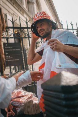 Euro Finalleri - Londra - İngiltere - 2024.07.14: Euro Finalleri sırasında İngiltere bayraklarına sarılmış şenlikli futbol taraftarları Londra 'nın merkezinde yürüyor. Canlı atmosfer, spor etkinliğinin heyecanını yakalıyor..