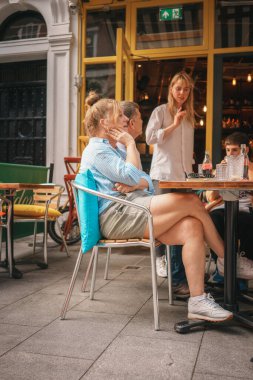 Euro Finalleri - Londra - İngiltere - 2024.07.14: Londra 'nın merkezinde futbol taraftarları Euro Finallerini bayraklar ve takım ruhuyla kutladılar. Etkinliğin enerjisini ve heyecanını yansıtan canlı bir sokak sahnesi.