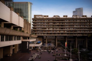 Güneşli bir pazar öğleden sonra Barbika 'nın çarpıcı arşivi.