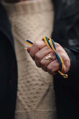 Londra - İngiltere - 2025.02.22 Ukrayna 'nın tam ölçekli işgalinin üçüncü yıldönümü münasebetiyle düzenlenen gösteride bayrakları ve bayrakları olan insanlar