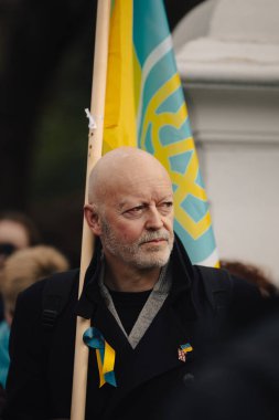 Londra - İngiltere - 2025.02.22 Ukrayna 'nın tam ölçekli işgalinin üçüncü yıldönümü münasebetiyle düzenlenen gösteride bayrakları ve bayrakları olan insanlar