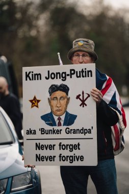 Londra - İngiltere - 2025.02.22 Ukrayna 'nın tam ölçekli işgalinin üçüncü yıldönümü münasebetiyle düzenlenen gösteride bayrakları ve bayrakları olan insanlar