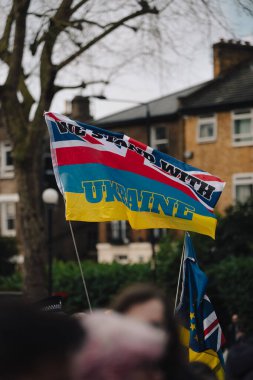 Londra - İngiltere - 2025.02.22 Ukrayna 'nın tam ölçekli işgalinin üçüncü yıldönümü münasebetiyle düzenlenen gösteride bayrakları ve bayrakları olan insanlar