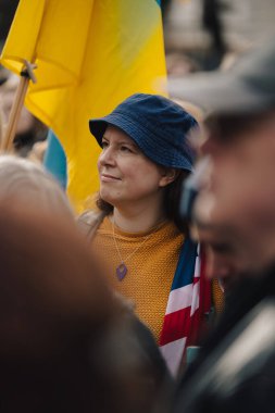 Londra - İngiltere - 2025.02.22 Destekçiler, Rusya 'nın tam ölçekli Ukrayna işgali olarak üçüncü yıldönümü münasebetiyle düzenlenen gösteride