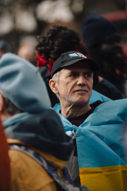 Londra - İngiltere - 2025.02.22 Destekçiler, Rusya 'nın tam ölçekli Ukrayna işgali olarak üçüncü yıldönümü münasebetiyle düzenlenen gösteride