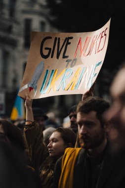 Londra - İngiltere - 2025.02.22 Destekçiler, Rusya 'nın tam ölçekli Ukrayna işgali olarak üçüncü yıldönümü münasebetiyle düzenlenen gösteride