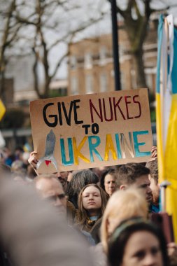 Londra - İngiltere - 2025.02.22 Destekçiler, Rusya 'nın tam ölçekli Ukrayna işgali olarak üçüncü yıldönümü münasebetiyle düzenlenen gösteride