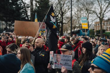 Londra - İngiltere - 2025.02.22 Destekçiler, Rusya 'nın tam ölçekli Ukrayna işgali olarak üçüncü yıldönümü münasebetiyle düzenlenen gösteride