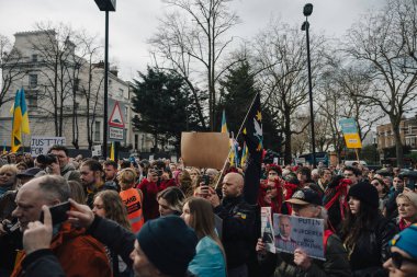 Londra - İngiltere - 2025.02.22 Destekçiler, Rusya 'nın tam ölçekli Ukrayna işgali olarak üçüncü yıldönümü münasebetiyle düzenlenen gösteride