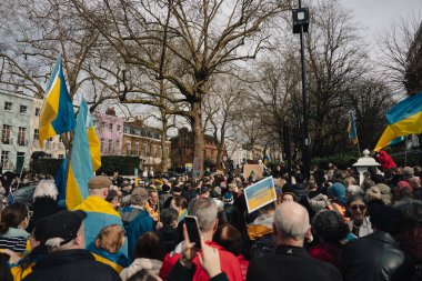 Londra - İngiltere - 2025.02.22 Destekçiler, Rusya 'nın tam ölçekli Ukrayna işgali olarak üçüncü yıldönümü münasebetiyle düzenlenen gösteride