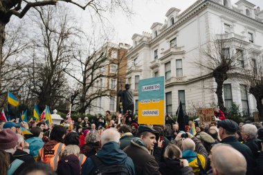 Londra - İngiltere - 2025.02.22 Destekçiler, Rusya 'nın tam ölçekli Ukrayna işgali olarak üçüncü yıldönümü münasebetiyle düzenlenen gösteride