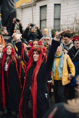 Londra - İngiltere - 2025.02.22 Destekçiler, Rusya 'nın tam ölçekli Ukrayna işgali olarak üçüncü yıldönümü münasebetiyle düzenlenen gösteride