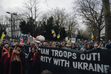 Londra - İngiltere - 2025.02.22 Destekçiler, Rusya 'nın tam ölçekli Ukrayna işgali olarak üçüncü yıldönümü münasebetiyle düzenlenen gösteride