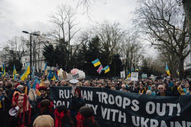 Londra - İngiltere - 2025.02.22 Destekçiler, Rusya 'nın tam ölçekli Ukrayna işgali olarak üçüncü yıldönümü münasebetiyle düzenlenen gösteride