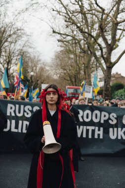 Londra - İngiltere - 2025.02.22 Destekçiler, Rusya 'nın tam ölçekli Ukrayna işgali olarak üçüncü yıldönümü münasebetiyle düzenlenen gösteride