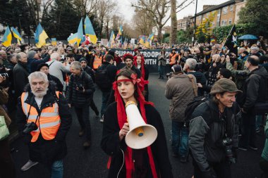 Londra - İngiltere - 2025.02.22 Destekçiler, Rusya 'nın tam ölçekli Ukrayna işgali olarak üçüncü yıldönümü münasebetiyle düzenlenen gösteride