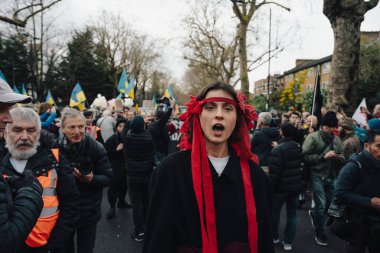 Londra - İngiltere - 2025.02.22 Destekçiler, Rusya 'nın tam ölçekli Ukrayna işgali olarak üçüncü yıldönümü münasebetiyle düzenlenen gösteride