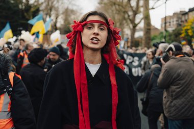 Londra - İngiltere - 2025.02.22 Destekçiler, Rusya 'nın tam ölçekli Ukrayna işgali olarak üçüncü yıldönümü münasebetiyle düzenlenen gösteride