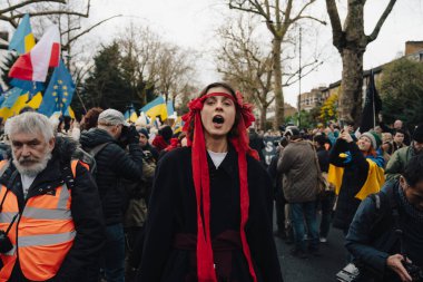 Londra - İngiltere - 2025.02.22 Destekçiler, Rusya 'nın tam ölçekli Ukrayna işgali olarak üçüncü yıldönümü münasebetiyle düzenlenen gösteride