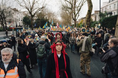 Londra - İngiltere - 2025.02.22 Destekçiler, Rusya 'nın tam ölçekli Ukrayna işgali olarak üçüncü yıldönümü münasebetiyle düzenlenen gösteride