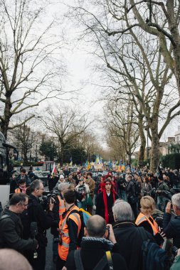 Londra - İngiltere - 2025.02.22 Destekçiler, Rusya 'nın tam ölçekli Ukrayna işgali olarak üçüncü yıldönümü münasebetiyle düzenlenen gösteride
