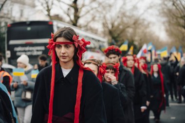 Londra - İngiltere - 2025.02.22 Destekçiler, Rusya 'nın tam ölçekli Ukrayna işgali olarak üçüncü yıldönümü münasebetiyle düzenlenen gösteride