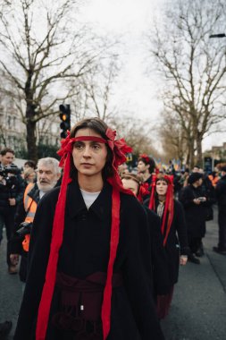 Londra - İngiltere - 2025.02.22 Destekçiler, Rusya 'nın tam ölçekli Ukrayna işgali olarak üçüncü yıldönümü münasebetiyle düzenlenen gösteride