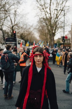 Londra - İngiltere - 2025.02.22 Destekçiler, Rusya 'nın tam ölçekli Ukrayna işgali olarak üçüncü yıldönümü münasebetiyle düzenlenen gösteride
