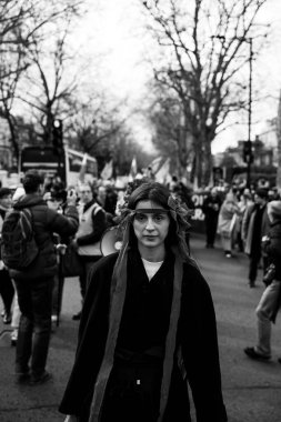 Londra - İngiltere - 2025.02.22 Destekçiler, Rusya 'nın tam ölçekli Ukrayna işgali olarak üçüncü yıldönümü münasebetiyle düzenlenen gösteride