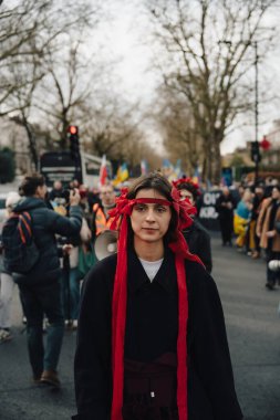 Londra - İngiltere - 2025.02.22 Destekçiler, Rusya 'nın tam ölçekli Ukrayna işgali olarak üçüncü yıldönümü münasebetiyle düzenlenen gösteride