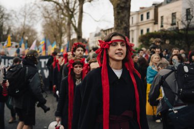 Londra - İngiltere - 2025.02.22 Destekçiler, Rusya 'nın tam ölçekli Ukrayna işgali olarak üçüncü yıldönümü münasebetiyle düzenlenen gösteride