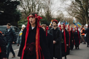 Londra - İngiltere - 2025.02.22 Destekçiler, Rusya 'nın tam ölçekli Ukrayna işgali olarak üçüncü yıldönümü münasebetiyle düzenlenen gösteride