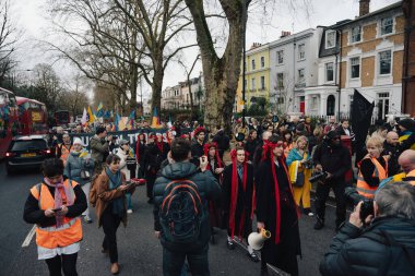 Londra - İngiltere - 2025.02.22 Destekçiler, Rusya 'nın tam ölçekli Ukrayna işgali olarak üçüncü yıldönümü münasebetiyle düzenlenen gösteride