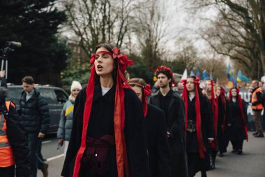 Londra - İngiltere - 2025.02.22 Destekçiler, Rusya 'nın tam ölçekli Ukrayna işgali olarak üçüncü yıldönümü münasebetiyle düzenlenen gösteride